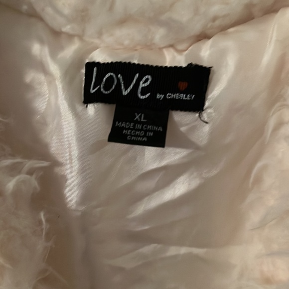 Faux fur vest, size extra large, with a soft satin lime inside. - Picture 4 of 8